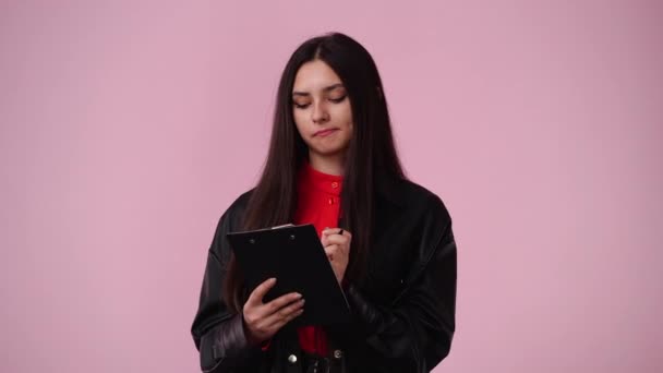 Video One Girl Which Thinks Notes Something Pen Tablet Pink — Vídeo de stock
