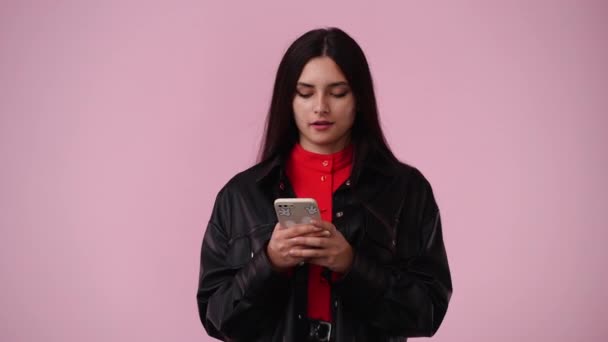 Wideo Jednej Dziewczyny Wpisując Tekst Pokazując Prawo Różowym Tle Pojęcie — Wideo stockowe