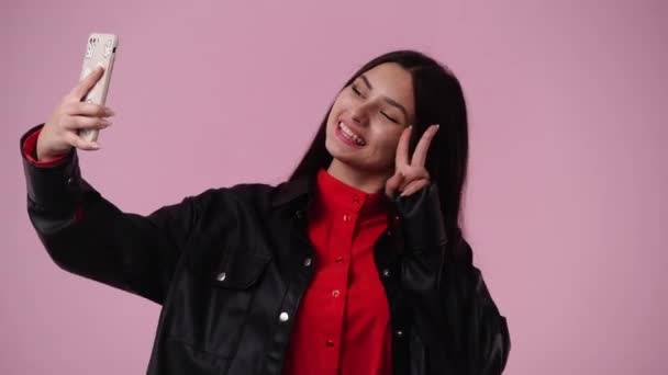 Vídeo Menina Bonita Fazendo Selfie Fundo Rosa Conceito Emoções — Vídeo de Stock