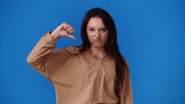 Slow Motion Video Pige Med Negativt Ansigtsudtryk Viser Tommelfinger Ned – Stock-video