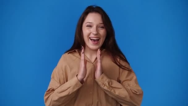 Video Dari Seorang Gadis Bertepuk Tangan Dan Tersenyum Dengan Latar — Stok Video