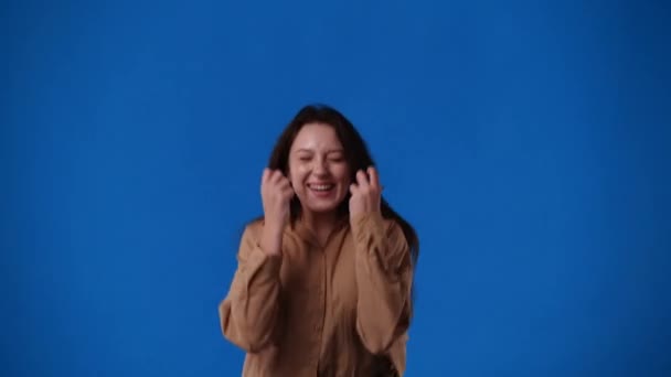 Video Cámara Lenta Una Chica Que Emocionalmente Regocija Sobre Fondo — Vídeos de Stock
