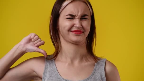 Video One Girl Negative Facial Expression Showing Thumb Yellow Background — Stok video