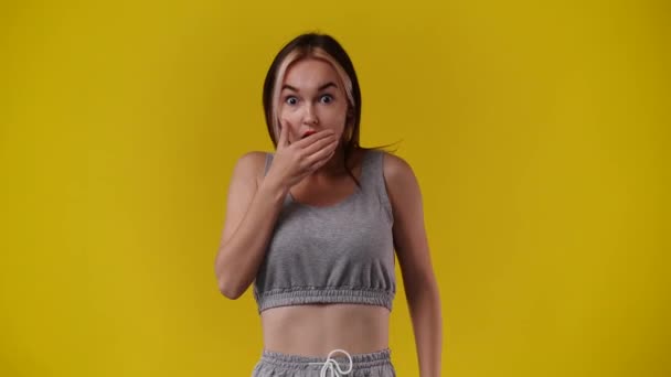 Vídeo Uma Garota Que Está Choque Sobre Fundo Amarelo Conceito — Vídeo de Stock