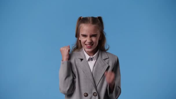 Video Una Chica Emocionalmente Regocija Sobre Fondo Azul Concepto Emociones — Vídeos de Stock