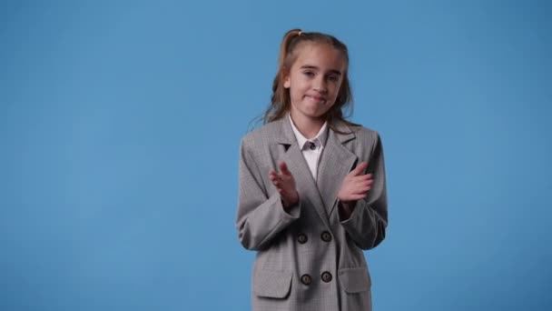 Video Van Schattig Meisje Klappen Blauwe Achtergrond Concept Van Emoties — Stockvideo