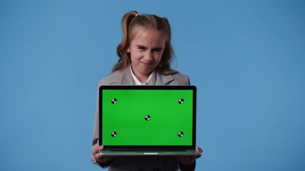 Відео Однієї Дівчини Показує Ноутбук Ключа Хроми Синьому Фоні Концепція — стокове відео