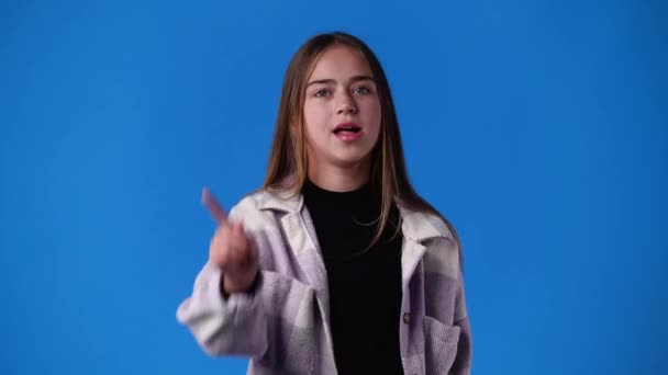 Mavi Arka Planda Poz Veren Bir Kızın Videosu Duyguların Kavramı — Stok video