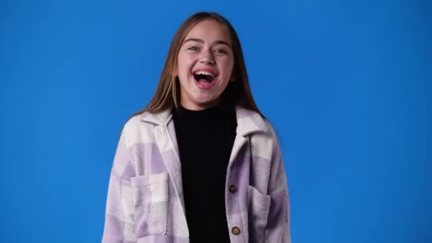 Video Chica Con Astuta Expresión Facial Sobre Fondo Azul Concepto — Vídeos de Stock