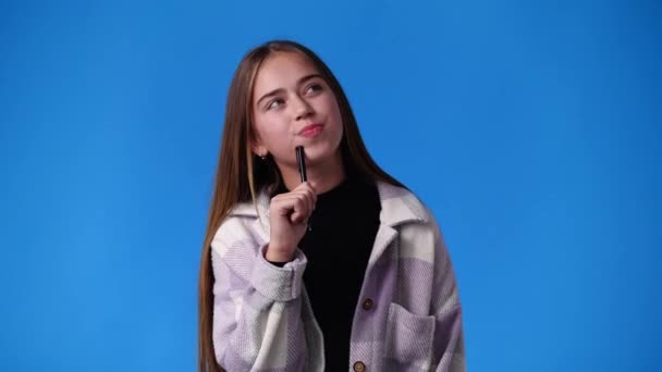 Video Chica Con Expresión Facial Reflexiva Sobre Fondo Azul Concepto — Vídeos de Stock