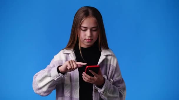 Vídeo Uma Menina Mostrando Algo Sua Mão Direita Sobre Fundo — Vídeo de Stock