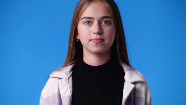 Video Bir Kız Kamerayı Işaret Ediyor Mavi Arka Planda Başparmak — Stok video