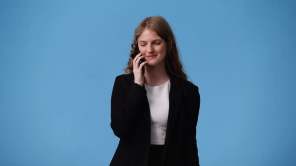 Βίντεο Ένα Κορίτσι Χρησιμοποιεί Τηλέφωνό Της Μπλε Φόντο Έννοια Των — Αρχείο Βίντεο
