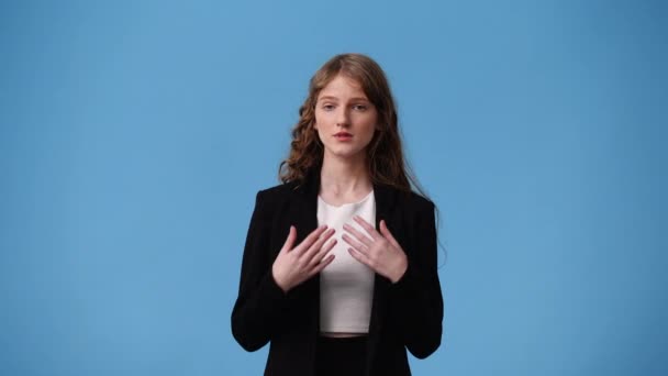 Video Jedné Dívky Ukazující Stopku Nad Modrým Pozadím Pojetí Emocí — Stock video