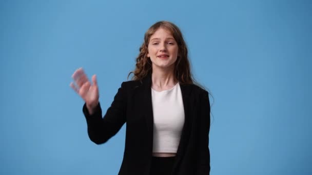 Vídeo Menina Bonito Acenando Olá Fundo Azul Conceito Emoções — Vídeo de Stock