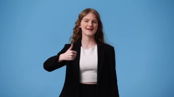 Wideo Jednej Dziewczyny Wskazującej Kamerę Pokazującej Kciuki Niebieskim Tle Pojęcie — Wideo stockowe
