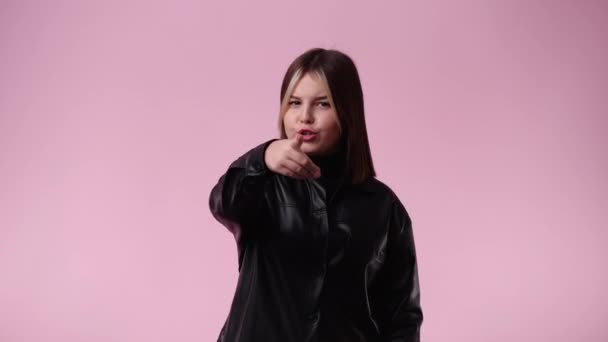 Video Dívky Dělat Telefonní Gesto Blízko Hlavy Znamení Růžovém Pozadí — Stock video