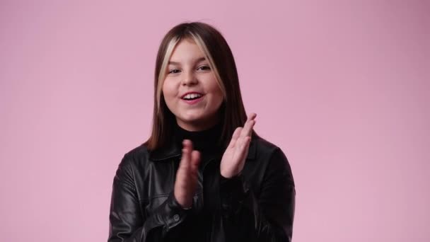 Video Van Opgewonden Meisje Klappen Handen Roze Achtergrond Begrip Klappende — Stockvideo