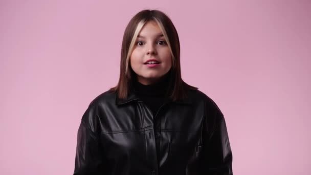 Bir Kızın Videosu Pembe Arka Plandaki Bir Şey Için Çok — Stok video