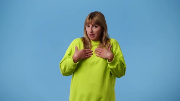 1人の女の子の4Kビデオは青の背景にはありませんジェスチャー 負の感情の概念 — ストック動画