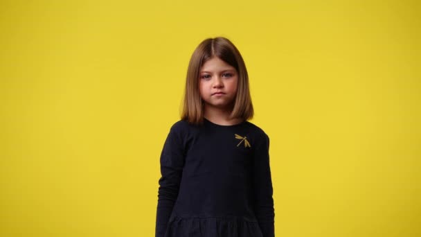 Βίντεο Από Χαριτωμένο Κορίτσι Χαμογελώντας Πάνω Από Κίτρινο Φόντο Έννοια — Αρχείο Βίντεο