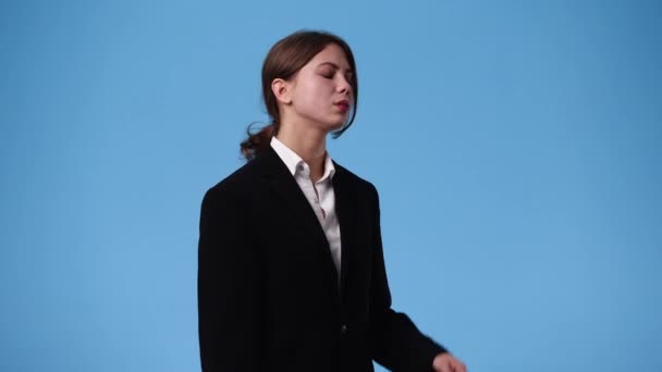 Vidéo Une Femme Pensant Quelque Chose Sur Fond Bleu Concept — Video