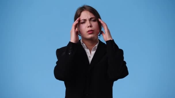 Βίντεο Ένα Κορίτσι Έχει Πονοκέφαλο Πάνω Από Μπλε Φόντο Έννοια — Αρχείο Βίντεο