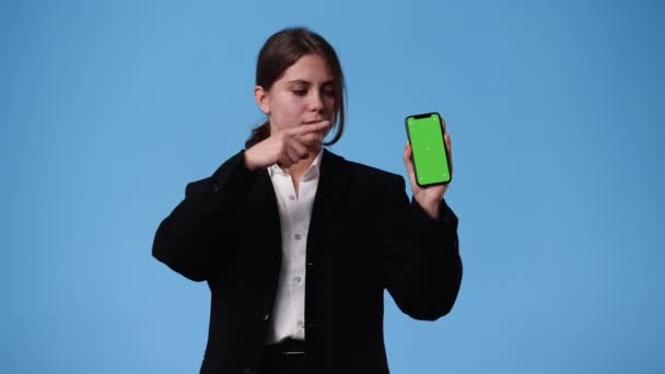 Βίντεο Ενός Κοριτσιού Που Χρησιμοποιεί Τηλέφωνο Κλειδί Chroma Και Δείχνει — Αρχείο Βίντεο