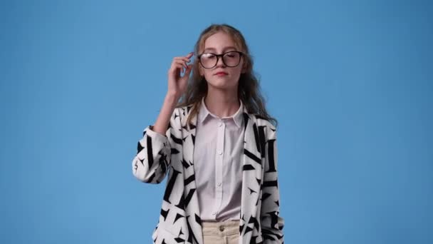 Video Von Süßen Mädchen Die Lächeln Und Die Brille Über — Stockvideo