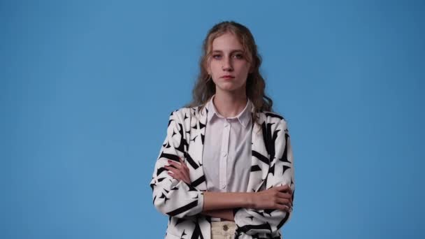 Video Cute Woman Blue Background Concept Emotions — Vídeo de Stock
