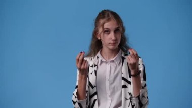 Mavi arka planda bir kızın boş duygularının 4K videosu. Boş duygu kavramı.