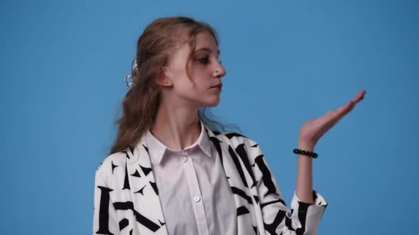 Βίντεο Από Ένα Κορίτσι Που Δείχνει Δεξιά Στο Μπλε Φόντο — Αρχείο Βίντεο