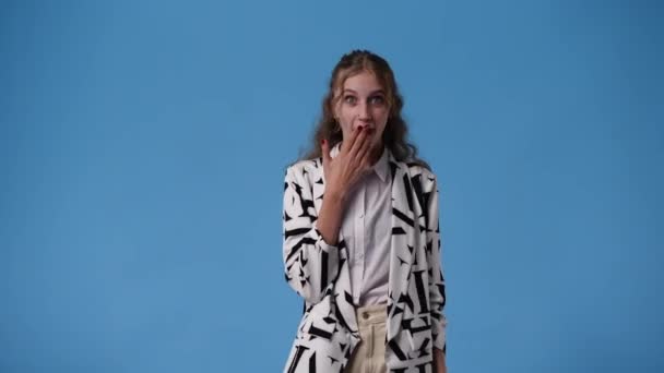 Video Von Einem Mädchen Das Ihren Mund Mit Den Händen — Stockvideo