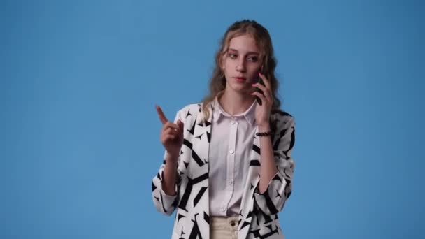 Video Jedné Dívky Pomocí Jejího Telefonu Přes Modré Pozadí Pojetí — Stock video