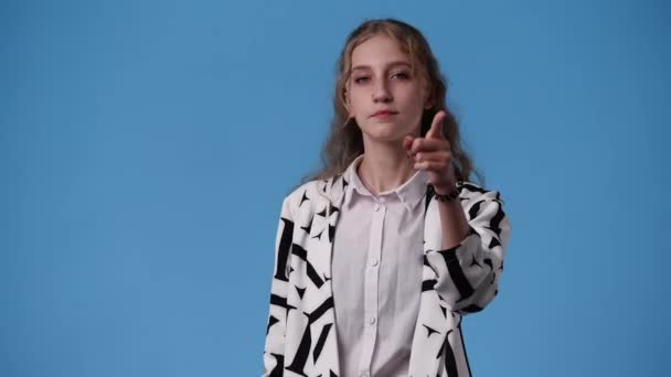 Βίντεο Από Κορίτσι Που Κάνει Τηλεφωνική Χειρονομία Κοντά Στο Κεφάλι — Αρχείο Βίντεο