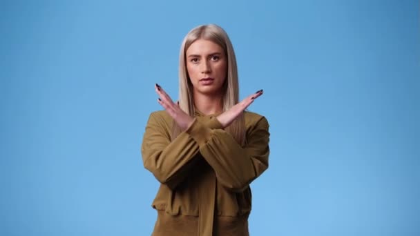 Video Van Een Vrouw Die Iemand Met Een Negatieve Gezichtsuitdrukking — Stockvideo