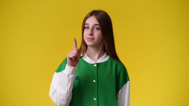 Vídeo Uma Menina Pede Para Chamar Alguém Sobre Fundo Amarelo — Vídeo de Stock