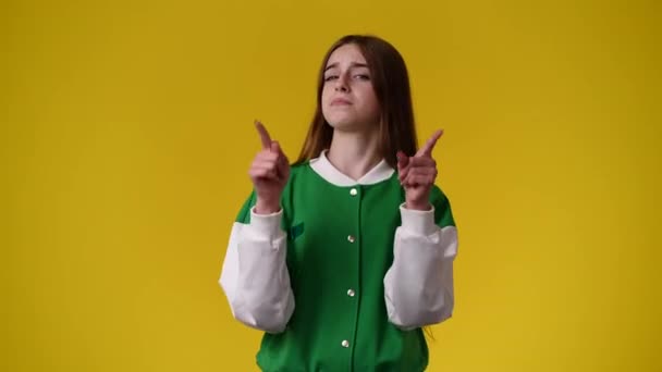 Video Van Een Meisje Die Iemand Prijst Gele Achtergrond Concept — Stockvideo