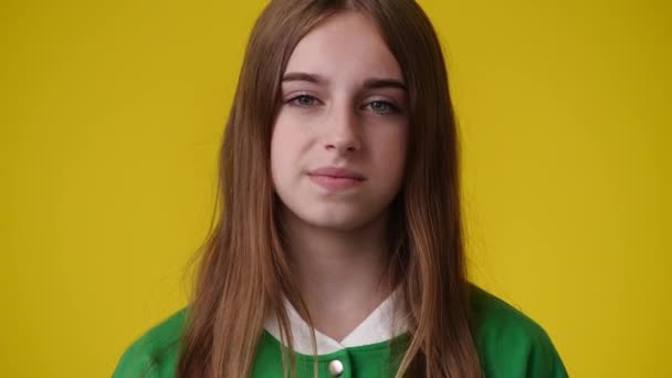 Відео Однієї Дівчини Яка Позує Негативним Виразом Обличчя Жовтому Тлі — стокове відео