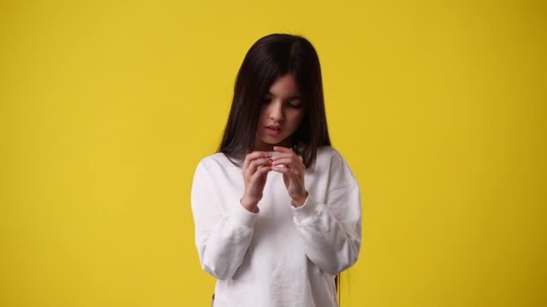Video Copil Care Arată Semn Dragoste Mâinile Fundal Galben Conceptul — Videoclip de stoc