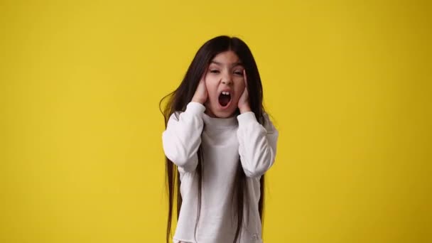 Sarı Arka Planda Duygusal Olarak Sevinen Bir Çocuğun Videosu Duyguların — Stok video