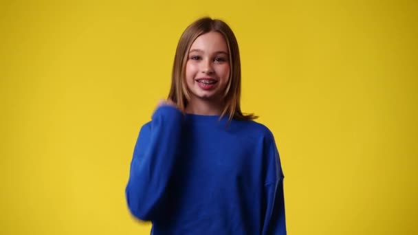 Video Cámara Lenta Una Chica Regocija Emocionalmente Sobre Fondo Amarillo — Vídeos de Stock