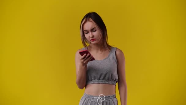 Video Una Chica Que Emocionalmente Regocija Sobre Fondo Amarillo Concepto — Vídeos de Stock