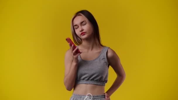 Video Von Einem Mädchen Das Emotional Auf Gelbem Hintergrund Telefoniert — Stockvideo