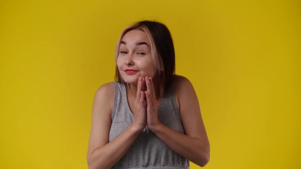 Sarı Arka Planda Ellerini Kullanarak Bir Şeyler Planlayan Genç Bir — Stok video