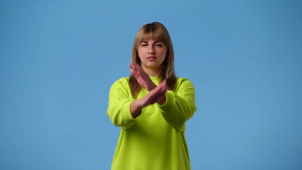 Video Kvinna Som Korsar Hennes Armar Och Svarar Negativt Något — Stockvideo