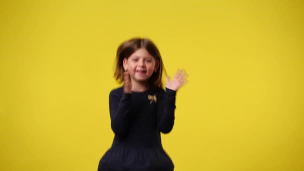 Βίντεο Αργής Κίνησης Ενός Παιδιού Που Χειροκροτεί Και Χαμογελάει Πάνω — Αρχείο Βίντεο