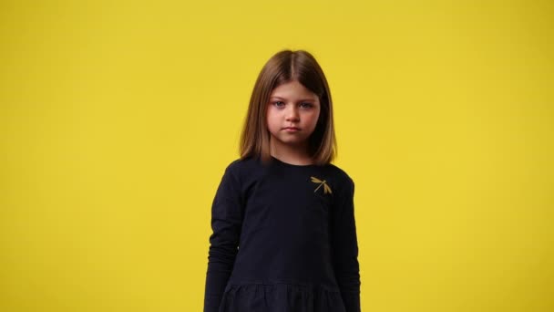 4K慢动作视频一个小孩对黄色背景的东西有负面反应 情绪的概念 — 图库视频影像