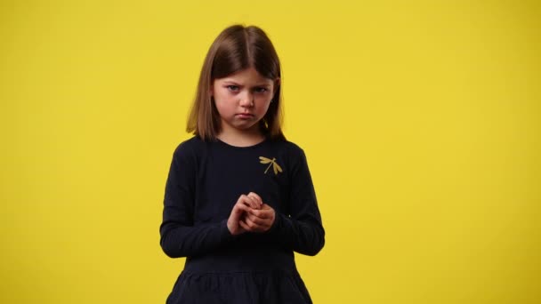 4K的慢动作视频一个小孩的姿势和梦想的东西在黄色的背景 情绪的概念 — 图库视频影像