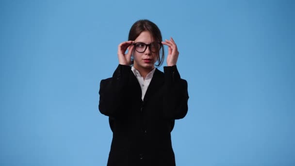Mavi Arka Planda Gözlüklerini Çıkaran Bir Kızın Videosu Duyguların Kavramı — Stok video